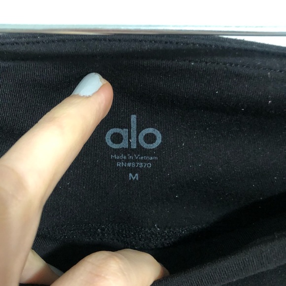 Black Alo leggings w Contouring lines - Picture 5 of 13